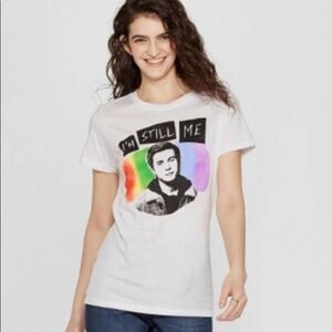 Love, Simons Tee “I’m Still me” Graphic T-shirt M